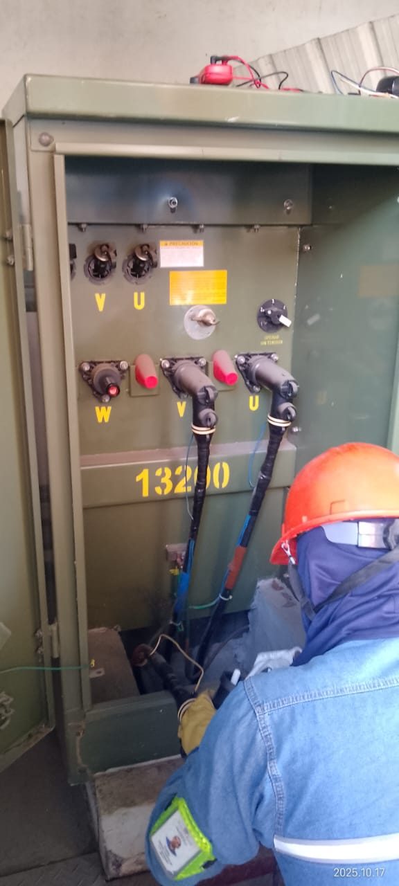 Técnico de RNOVA con equipo de protección trabajando en un transformador de 13.200 voltios durante el cambio de subestación en Cúcuta